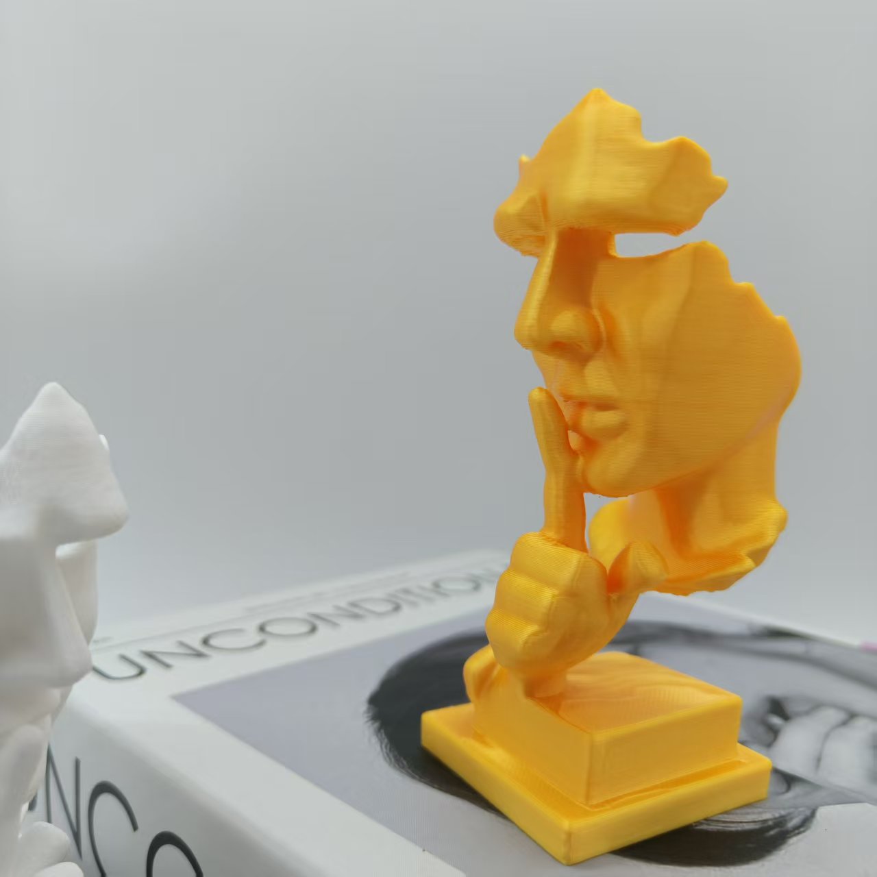 Statua Myśliciela, Statua Abst – Office High Tech recenzja i cena