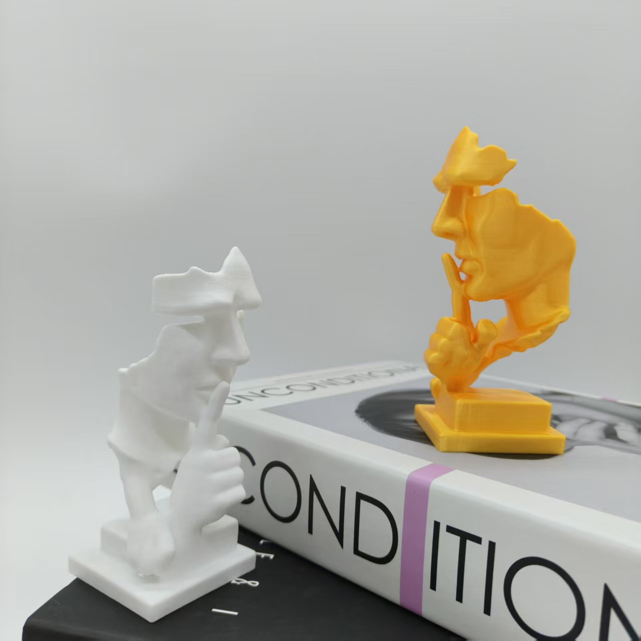 Statua Myśliciela, Statua Abst – Office High Tech recenzja i cena